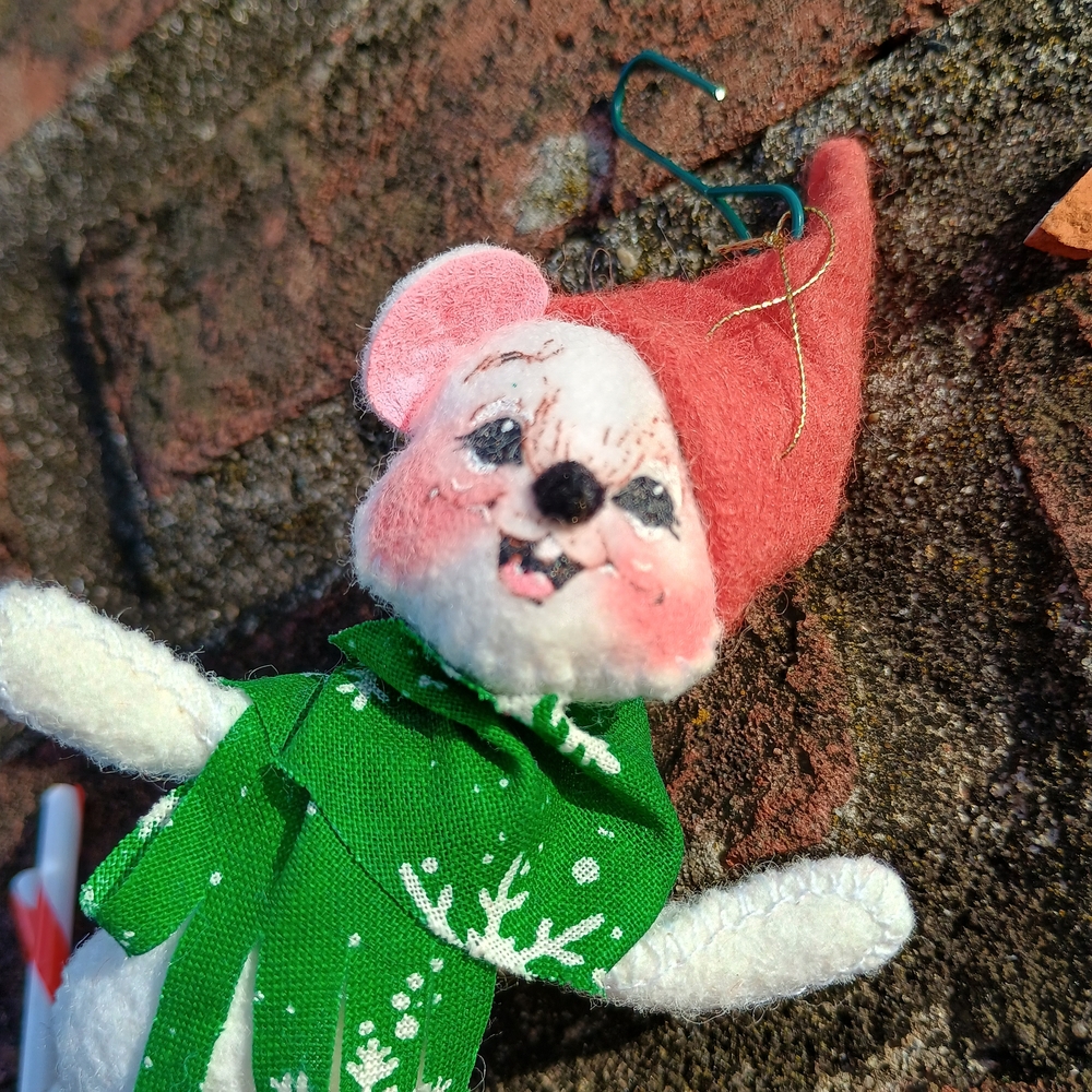 VTG 1998 Annalee mouse on peppermint skis ornament, whimsical Christmas